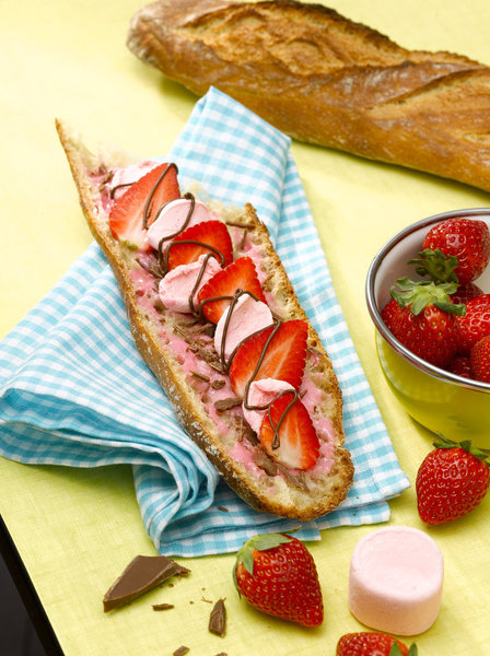 Pour surprendre vos petits à la sortie de l’école, préparez donc une tartine gourmande, où fraises et marshmallows fusionnent en douceur, pour le plus grand bonheur de leurs papilles gustatives!