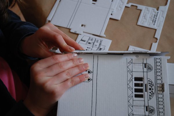 L'assemblage des pièces est très simple, il ne nécessite ni ciseaux, ni colle.