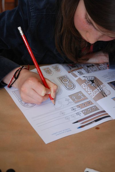 Dessiner au crayon sur le livret, et suivre les indications.