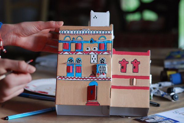 La maison est maintenant terminée et belle, prête à être installée dans son enclos.