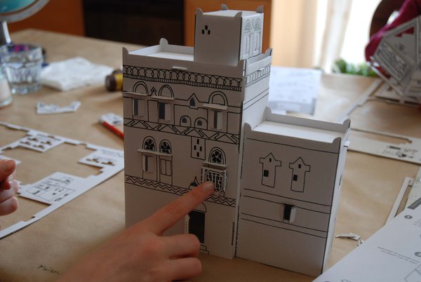 La maison est montée  avec son moucharabieh, elle est parfaitement stable.