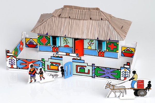 La maison Ndebele et son mur d'enceinte  peinte et mise en scène avec les habitants du village.