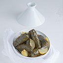 Des feuilles de vignes farcies de thon aux tomates séchées, façon rouleau de printemps oriental. Une entrée originale qui surprendra vos hôtes !