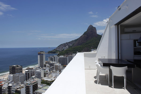 Une partie de table de la salle à manger permet de déjeuner ou de dîner sur un balcon et de profiter de la vue et du paysage  aux alentours.