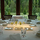 Une vue magnifique sur la nature depuis la salle du restaurant.