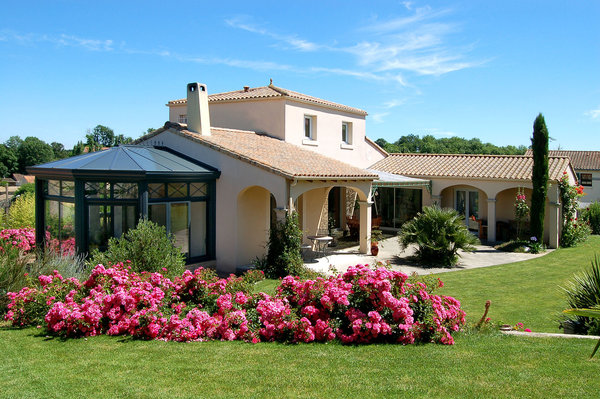 L’aluminium thermoformable offre de nombreuses possibilités de formes et de coloris. Les teintes les plus fréquemment demandées sont le beige, le blanc, et les tons aluminium, argent et gris anthracite.