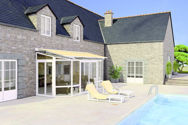 Les vérandas sont très souvent équipées de volets roulants, et disposent dans 30 % des cas de protections solaires. De quoi profiter de cette agréable pièce à vivre supplémentaire, même en plein été. Storistes de France.