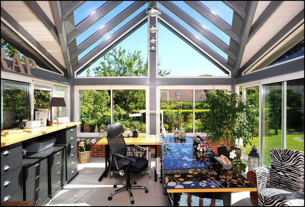 La véranda est un lieu de vie à part entière où vous pourrez profiter de la lumière naturelle tout au long de l’année. Mettez-y votre bureau, et faites le plein d’inspirations. Vie et Véranda.