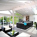 La véranda se prête à toutes les utilisations. Installez-y un jacuzzi et un joli salon de jardin pour profiter de moments agréables, avec l’impression d’être au beau milieu de votre jardin ! Vie et Véranda.