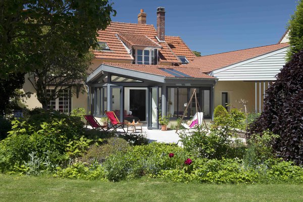 Les vérandas s’harmonisent parfaitement à l’ensemble de la maison, notamment grâce au système de « reprise de toiture », mis au point par Vie & Véranda, et qui permet de l’intégrer pleinement à l’architecture de la maison : le toit de la véranda devient le prolongement du toit principal.