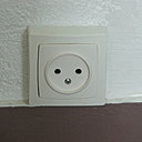 Après: une prise de courant sans terre neuve, parfaitement installée et prête à fonctionner.