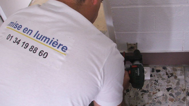 Etape 5 : Percez les 4 trous de la plaque de prise. Utilisez une perceuse à percussion si vous devez percer dans du béton.