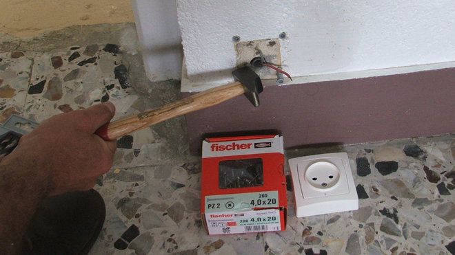 Etape 6 : Enfoncez les chevilles de fixation sur les 4 trous.