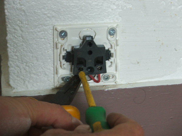 Etape 9 : Réalisez la même opération pour le fil du neutre, sur son logement de la prise.