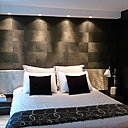 On a évité l’écueil du canapé convertible, et on a préféré jouer l’esprit chambre d’hôtel avec un grand lit qui trône au milieu de l’espace.