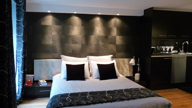 On a évité l’écueil du canapé convertible, et on a préféré jouer l’esprit chambre d’hôtel avec un grand lit qui trône au milieu de l’espace.