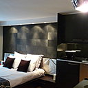 Des spots lumineux ont été intégrés dans un coffrage qui camoufle aussi la ventilation de la salle de bains.