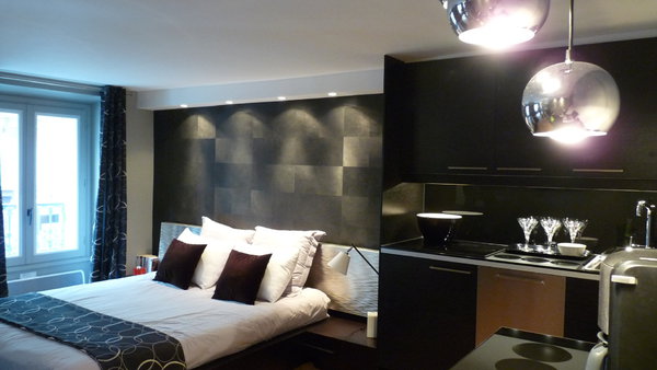 Des spots lumineux ont été intégrés dans un coffrage qui camoufle aussi la ventilation de la salle de bains.