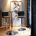 Un mange-debout et des tabourets de bar font office de coin repas.