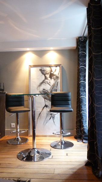 Un mange-debout et des tabourets de bar font office de coin repas.