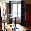 Le parquet d’origine a été conservé, et deux fenêtres apportent un flot de lumière naturelle, dans l’unique pièce.