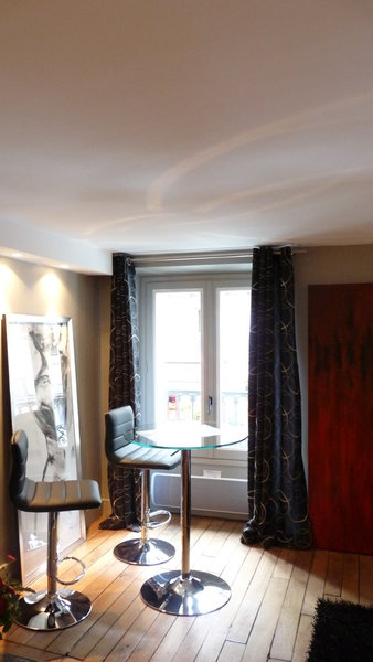 Le parquet d’origine a été conservé, et deux fenêtres apportent un flot de lumière naturelle, dans l’unique pièce.