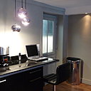 Le plan de travail de la cuisine débordant se termine par un petit coin bureau.