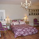 La chambre « Comte de Coubert » rend hommage au célèbre financier de Louis XIV, un ancêtre de la famille de Langlois. Les lustres apportent une touche d’élégance.