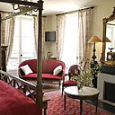 Raffinée et charmante, la chambre Maussion de Candé se décline dans des teintes rouges et beiges.