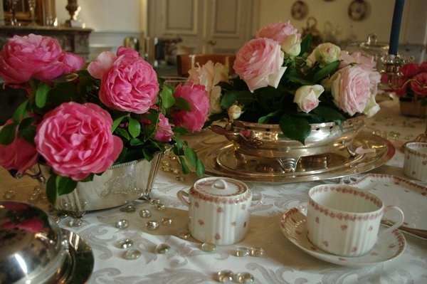Les hôtes vous réservent un accueil très chic, « à la française », pour que vous ayez l’impression de voyager dans le temps, l’espace d’un week-end. Ici, tout est local ou fait maison ; même les roses qui décorent la table proviennent du jardin !
