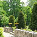 Le château de Pommeuse  se trouve au cœur d’un parc de 15 hectares, encerclé d’un bois de 10 hectares qui aurait été dessiné par Le Nôtre. On y retrouve les célèbres sapins taillés en forme de cônes, et les perspectives chères au fameux jardinier.
