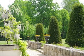 Le château de Pommeuse  se trouve au cœur d’un parc de 15 hectares, encerclé d’un bois de 10 hectares qui aurait été dessiné par Le Nôtre. On y retrouve les célèbres sapins taillés en forme de cônes, et les perspectives chères au fameux jardinier.