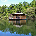 Cabane flottante, posée sur l’eau comme une île, à découvrir en sortant du chenal qui relie les deux anciennes carrières, aujourd’hui remplies d’eau claire et poissonneuse.