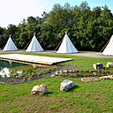 Campement avec tipis toilés indiens  (6,5 m de hauteur x 4 m de diamètre pour chaque tipi), montés à l’ancienne comme au temps des grands chefs apaches, éclairés, la nuit, par flambeaux solaires.