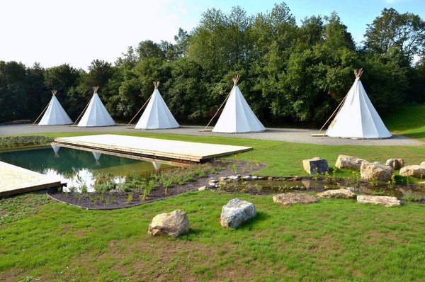 Campement avec tipis toilés indiens  (6,5 m de hauteur x 4 m de diamètre pour chaque tipi), montés à l’ancienne comme au temps des grands chefs apaches, éclairés, la nuit, par flambeaux solaires.
