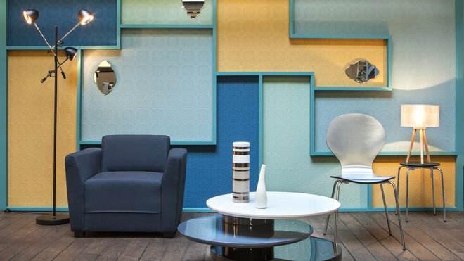 La tendance vintage vue par But. Miroir vénitien : 19 €. Lampadaire en fer, H 170 cm : 129 €. But.