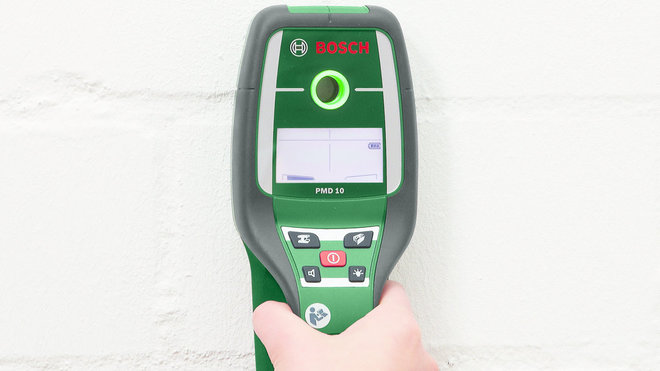 Etape 1 Vérifiez l'état du mur avec le détecteur multi matériaux.