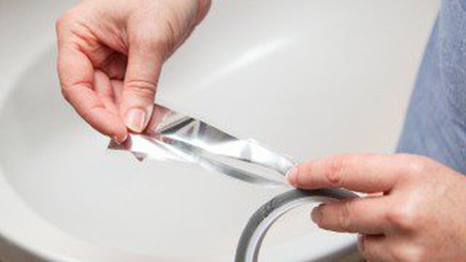 Etape 6 : Munissez-vous ensuite du ruban stop bavures de Rubson. Il s’agit d’un adhésif double face avec un espace joint prédéfini, afin que l’application du silicone soit droite et régulière. Etape 6 : Munissez-vous ensuite du ruban stop bavures de Rubson. Il s’agit d’un adhésif double face avec un espace joint prédéfini, afin que l’application du silicone soit droite et régulière.