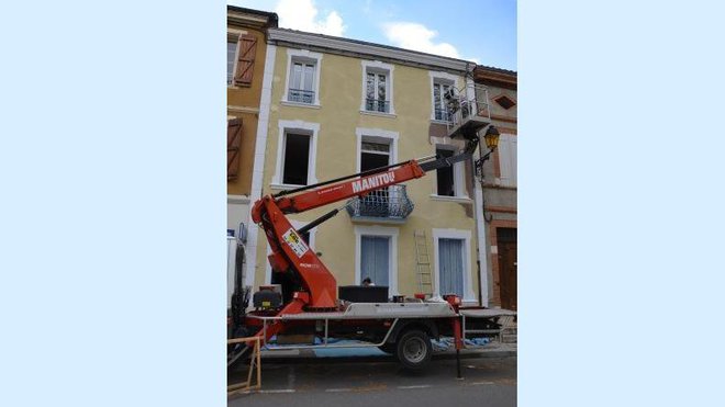 Pour atteindre le haut de votre maison, vous aurez besoin d’un échafaudage ou d’un camion nacelle.