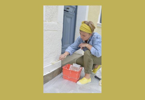 Etape 5 : Avec le coloris Blanc minéral, peignez les encadrements de portes et de fenêtres, en croisant les passes.