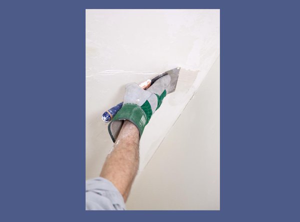 Etape 2 : Avec le couteau à enduire, appliquez l’enduit dans la fissure, puis repassez pour étirer la matière, jusqu’à ce que la surface soit parfaitement lisse. Une fois que l’enduit est sec, poncez-le.