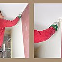 Etape 3 et 3 bis : Protégez  le mur avec du ruban de masquage, puis commencez à peindre le plafond avec la teinte Blanc émotion V33. Dégagez les angles au pinceau.