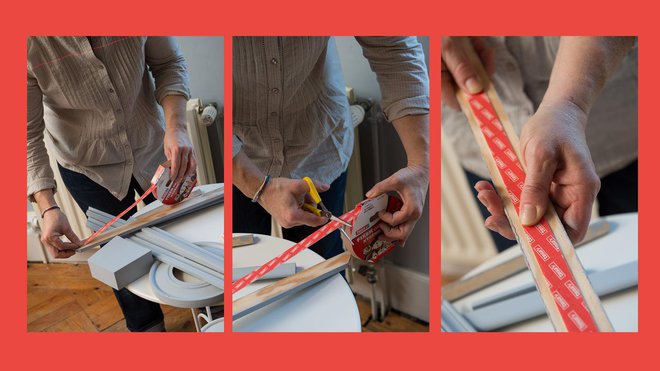 Étapes 4, 4 bis et 4 ter : Sur les moulures extérieures, appliquez le ruban Xtrême 500 kg Tesa. Maintenez fermement pendant quelques secondes, afin que le ruban adhère parfaitement au bois.