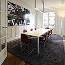 Le volume de la salle à manger n’a pas changé, mais l’espace est métamorphosé par le mobilier. Tous les éléments anciens d’architecture intérieure sont mis en valeur par le choix du design. Le parquet en point de Hongrie, la partie basse des murs animés de cadres moulurés et les corniches remplissent l’espace de leur élégante présence.