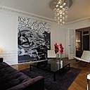 Une attention particulière a été donnée au choix des luminaires. Au salon, une suspension récente et très poétique de Patrick Jouin. En verre de Murano, elle rend la lumière artificielle magique et diffuse des grosses gouttes de lumière.