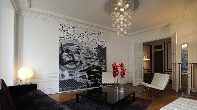 Une attention particulière a été donnée au choix des luminaires. Au salon, une suspension récente et très poétique de Patrick Jouin. En verre de Murano, elle rend la lumière artificielle magique et diffuse des grosses gouttes de lumière. Une attention particulière a été donnée au choix des luminaires. Au salon, une suspension récente et très poétique de Patrick Jouin. En verre de Murano, elle rend la lumière artificielle magique et diffuse des grosses gouttes de lumière.