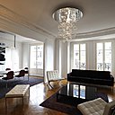 Le double volume typiquement haussmannien des pièces de réception est mis en valeur par le mobilier aux lignes épurées et géométriques.