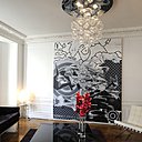 La décoration joue les contrastes clairs et foncés en accord avec le tableau contemporain.