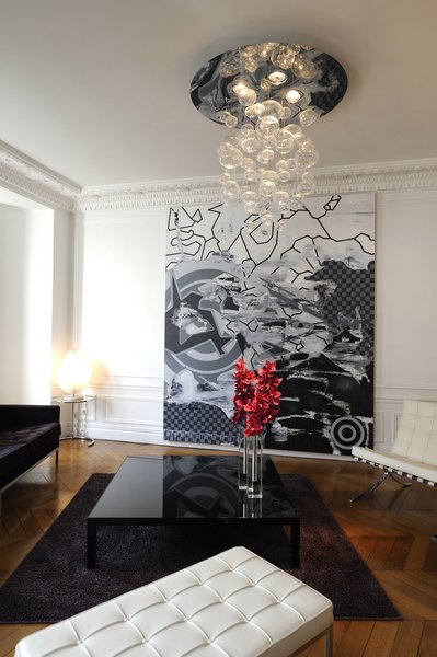 La décoration joue les contrastes clairs et foncés en accord avec le tableau contemporain.