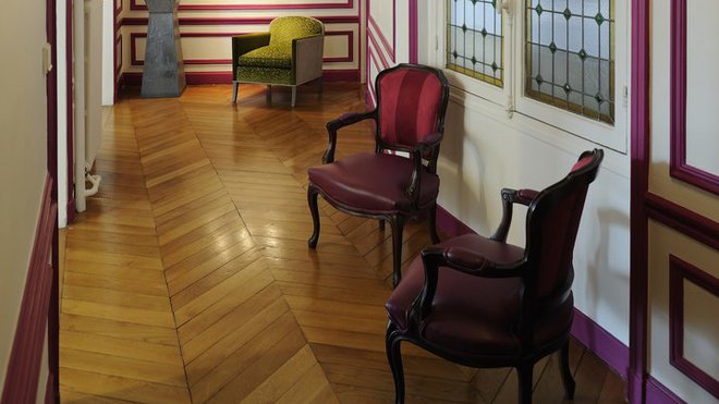 L’entrée, façon couloir, qui dessert toutes les pièces est animée et rendue plus accueillante par un apport de couleur. Les moulures des murs ont été peintes en rouge framboise pour faire oublier leur côté trop classique. Les fauteuils anciens ont été retapissés dans des tissus aux tons vifs. L’entrée, façon couloir, qui dessert toutes les pièces est animée et rendue plus accueillante par un apport de couleur. Les moulures des murs ont été peintes en rouge framboise pour faire oublier leur côté trop classique. Les fauteuils anciens ont été retapissés dans des tissus aux tons vifs.